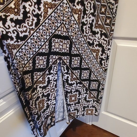 Floor length maxi dress with front split. - Picture 3 of 4